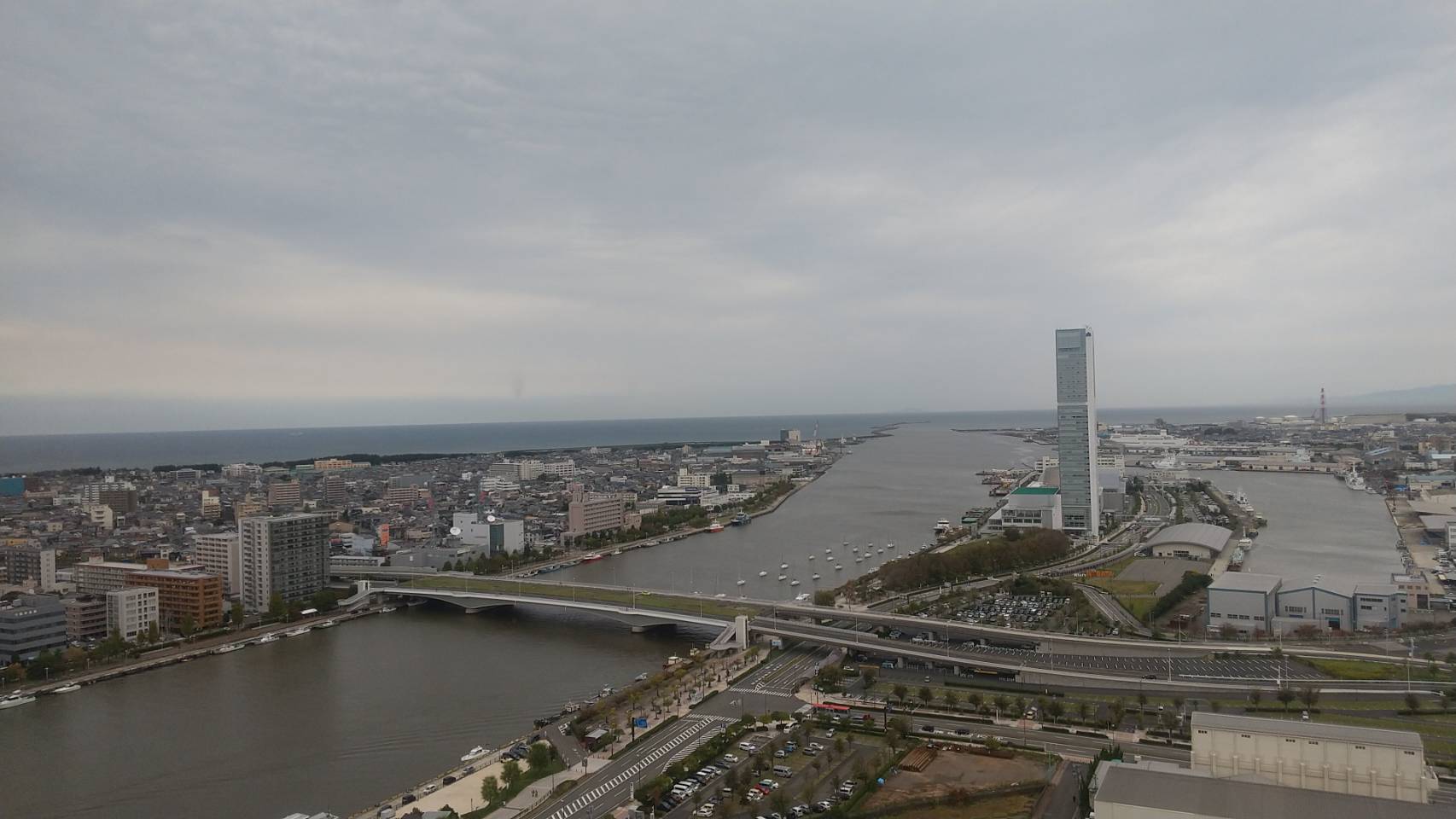 万代橋も濡れる街角